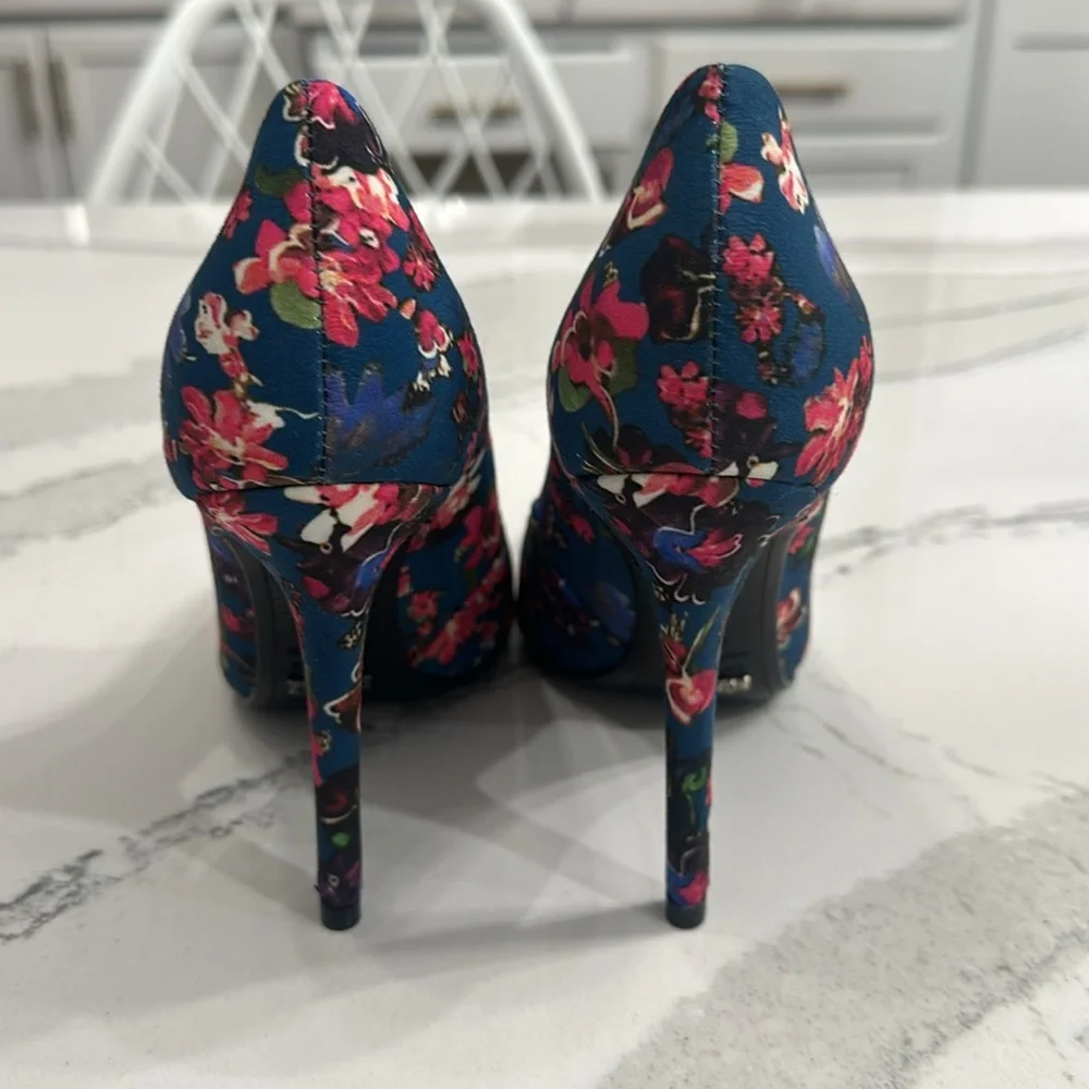 Schutz Floral 👠 4 1/2 inch Heels Size 7